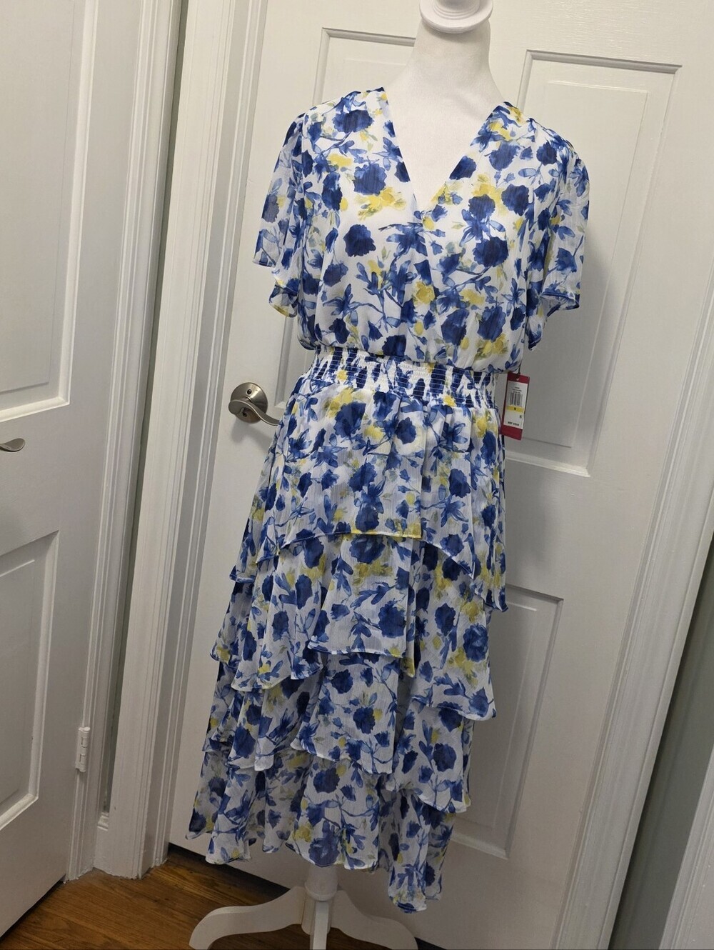 NWT Vince Camuto Flutter Sleeve Tired Ruffle Floral Midi Dress Sz Med Ret. $129